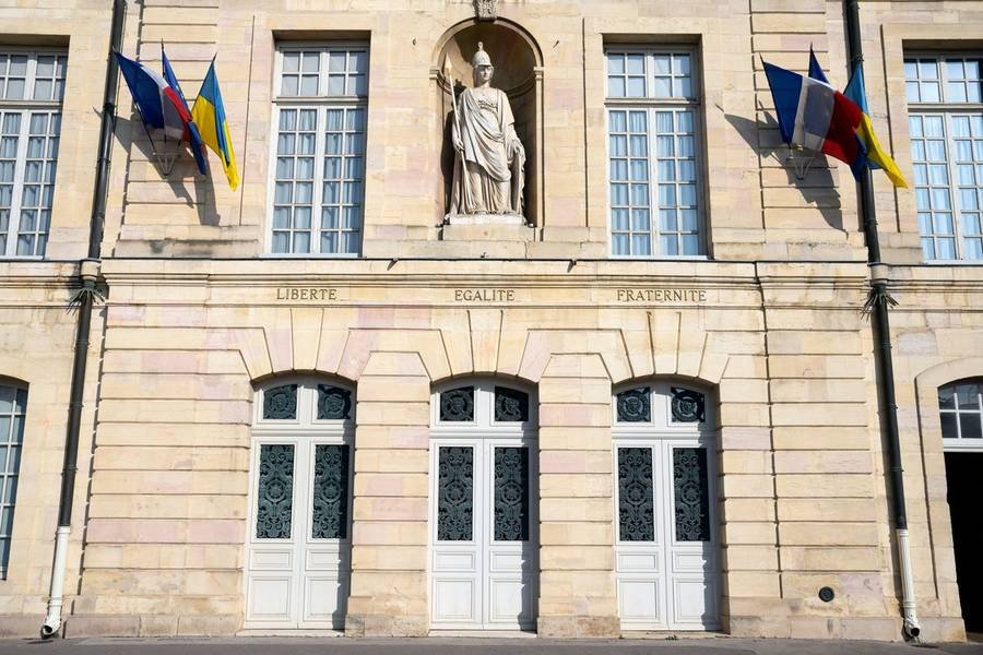Façade d'un hôtel de ville français portant la devise Liberté, Égalité, Fraternité